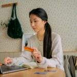 Vrouw laptop pinpas creditcard debitcard