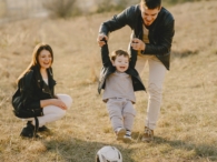familie buiten spelen voetbal
