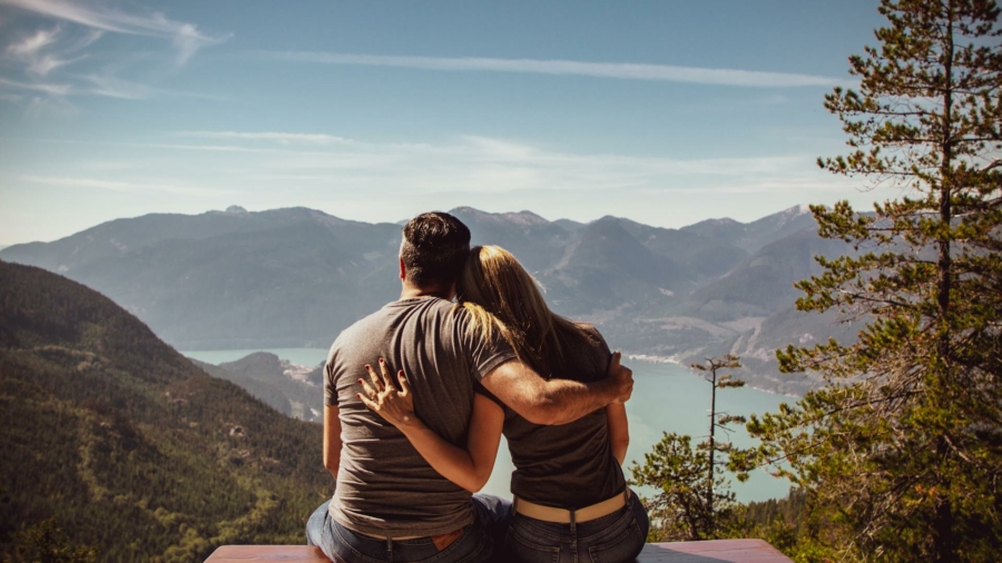 koppel bergen vakantie stel