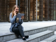 dame tablet buiten bellen telefoon