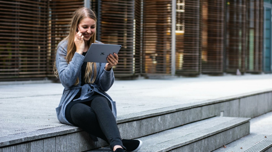 dame tablet buiten bellen telefoon