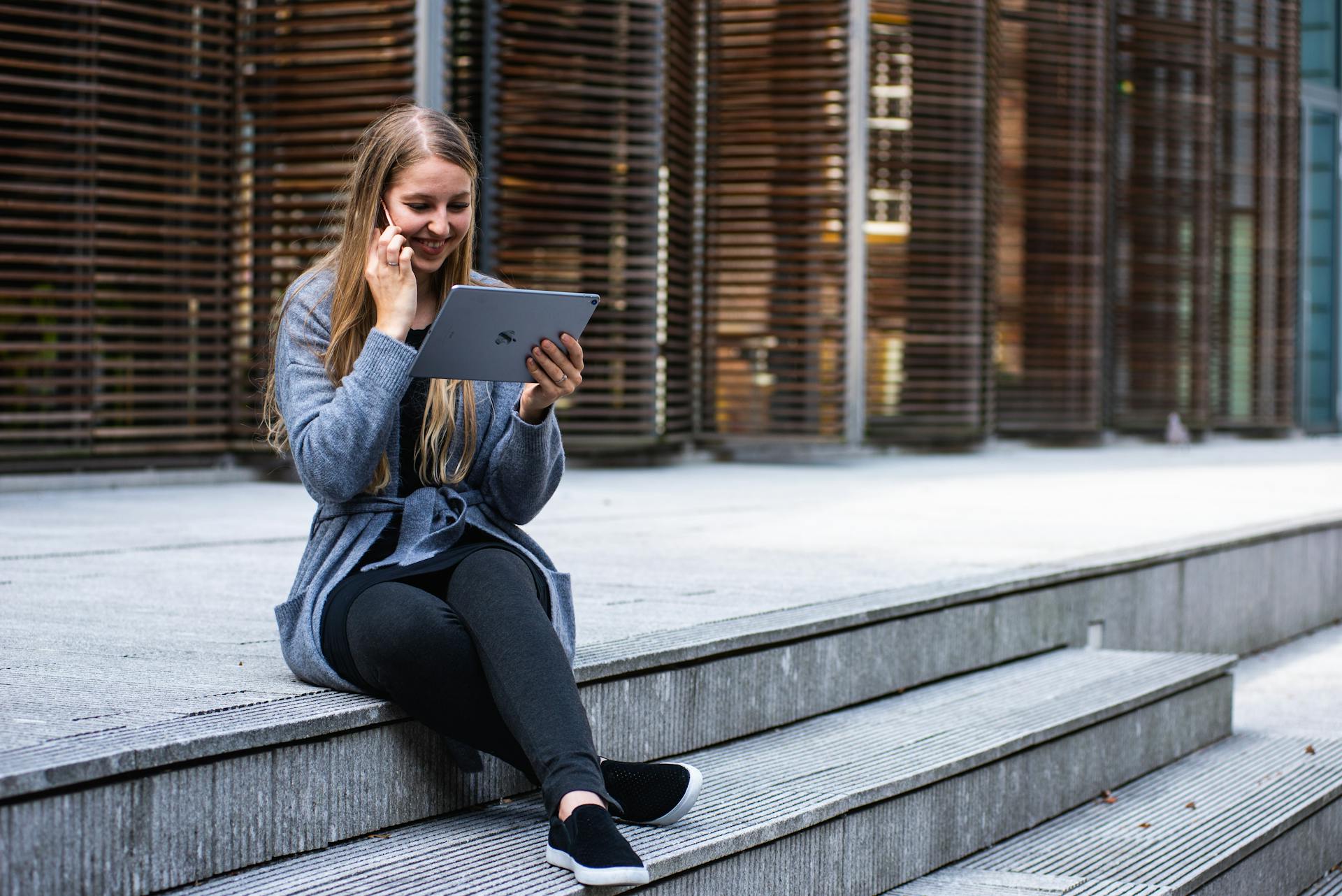 dame tablet buiten bellen telefoon