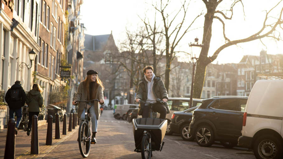 fietsen bakfiets stad binnenstad koppel echtpaar gezin