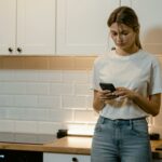 vrouw bellen keuken aanrecht smartphone