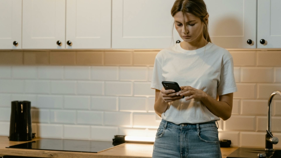 vrouw bellen keuken aanrecht smartphone