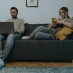 koppel bank thuis home laptop smartphone