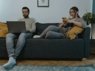 koppel bank thuis home laptop smartphone