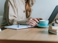 koffie laptop documenten