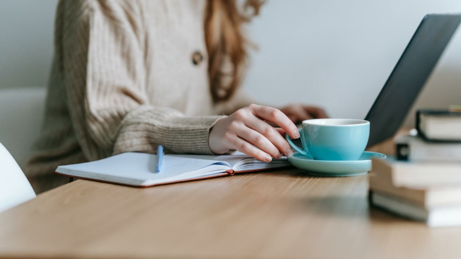 koffie laptop documenten