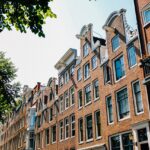 rij huizen gevels woningen