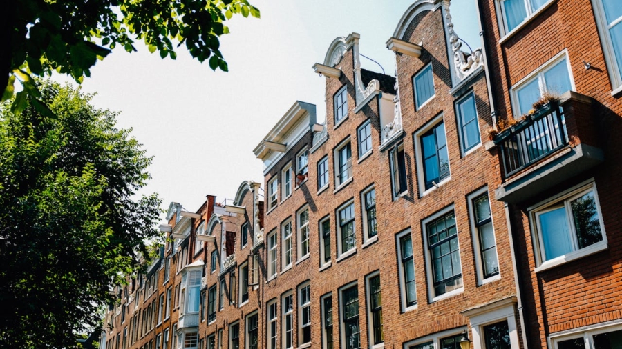 rij huizen gevels woningen