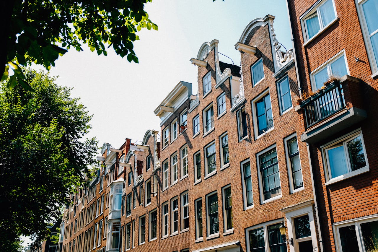 rij huizen gevels woningen