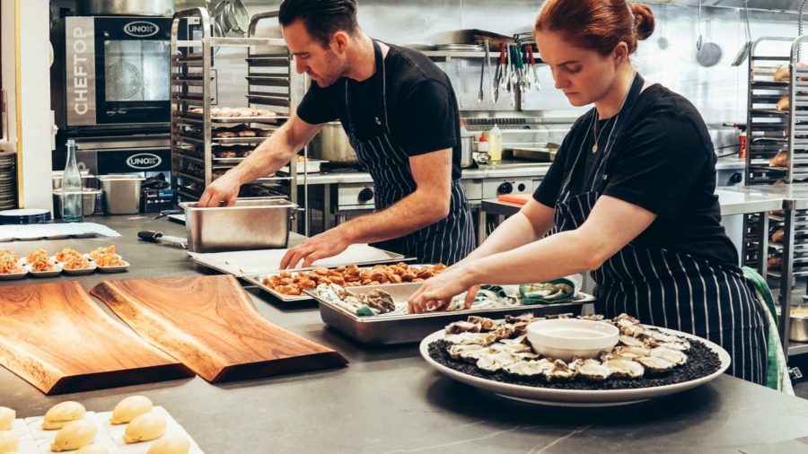 werken arbeid werkende mensen personeel baan horeca keuken