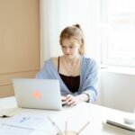 thuiswerken laptop airpods kantoor