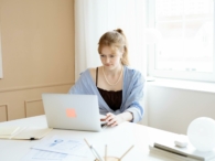 thuiswerken laptop airpods kantoor