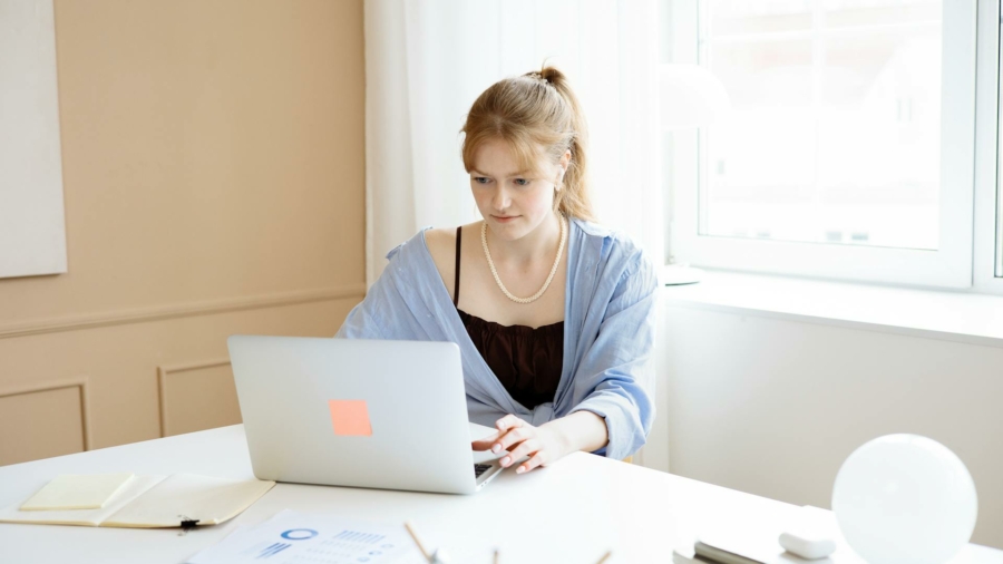 thuiswerken laptop airpods kantoor