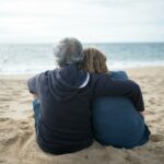 ouder echtpaar strand zee pensioen