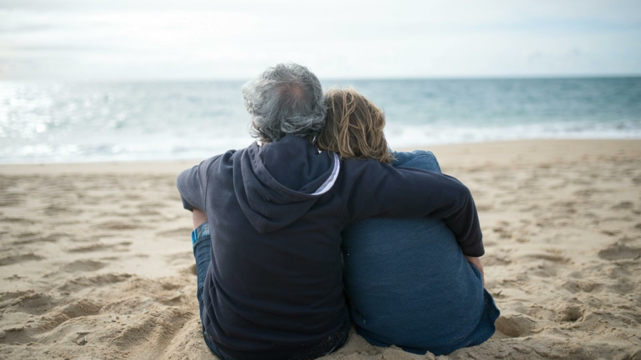 ouder echtpaar strand zee pensioen