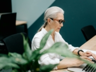 doorwerken pensioen laptop senior oudere kantoor