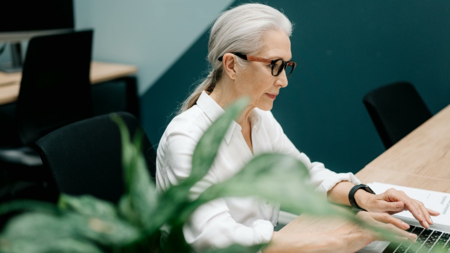 doorwerken pensioen laptop senior oudere kantoor