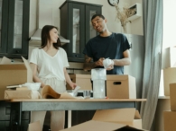 verhuizen stel inpakken keuken verhuisdoos