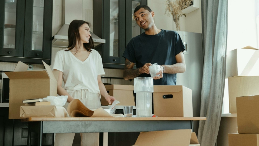 verhuizen stel inpakken keuken verhuisdoos