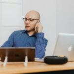 bureau laptop bellen smartphone kantoor