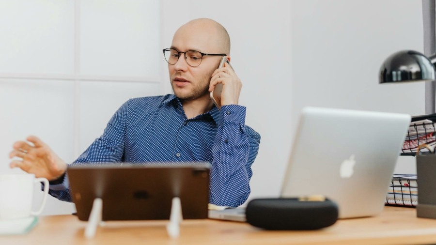 bureau laptop bellen smartphone kantoor