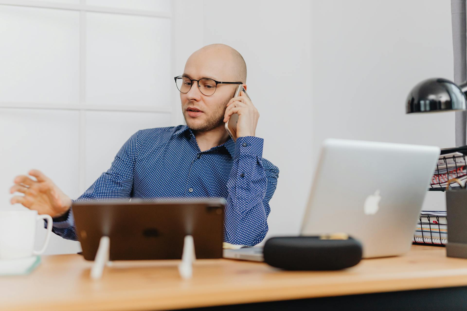 bureau laptop bellen smartphone kantoor