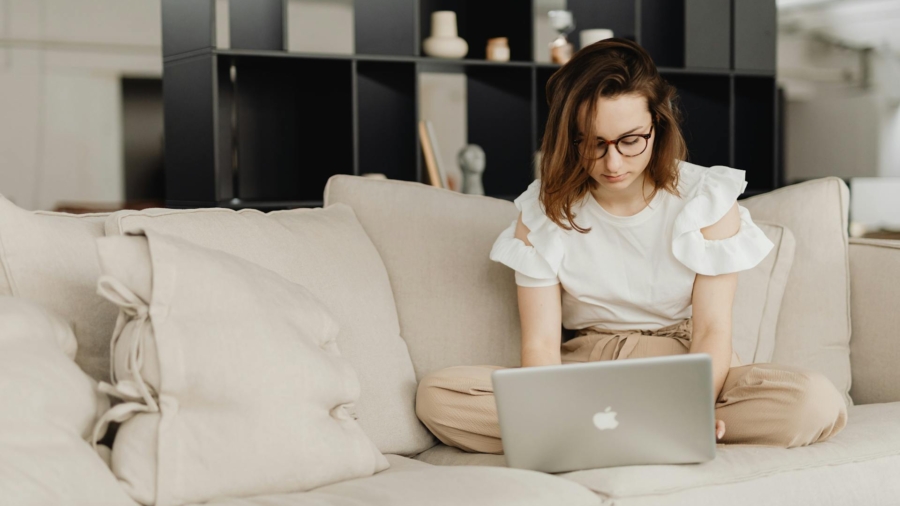 bank laptop dame bril thuis zitten