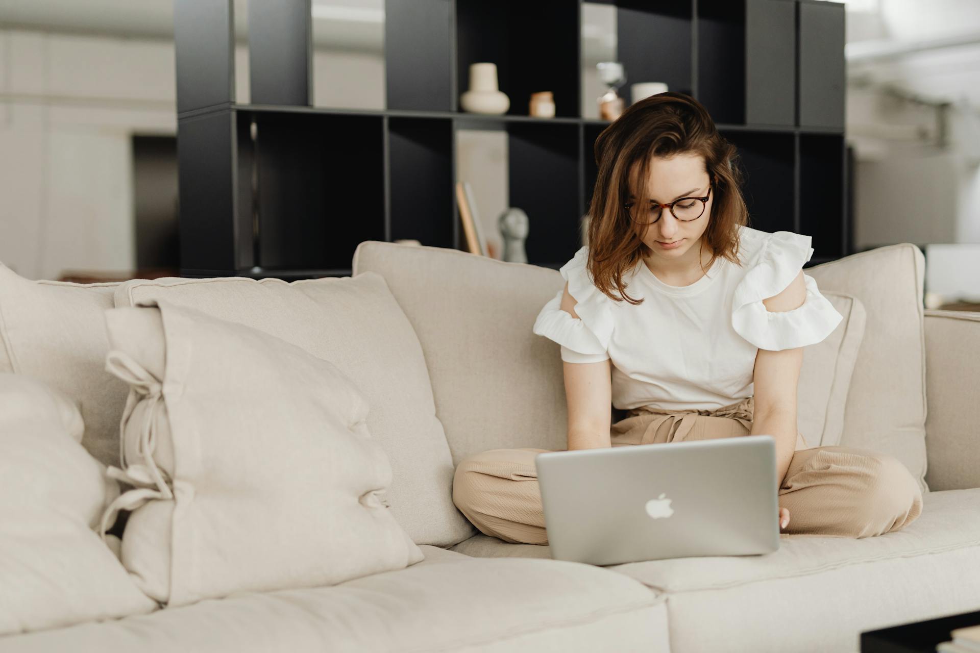 bank laptop dame bril thuis zitten