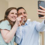 Stel selfie huis kopen huis gekocht telefoon sleutels