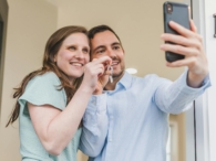 Stel selfie huis kopen huis gekocht telefoon sleutels
