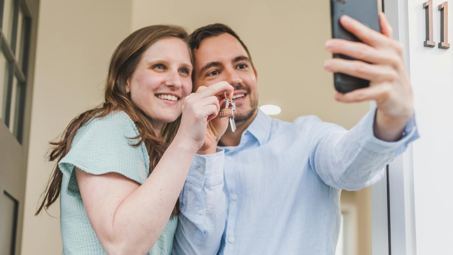 Stel selfie huis kopen huis gekocht telefoon sleutels