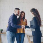 makelaar handdruk huis kopen stel echtpaar