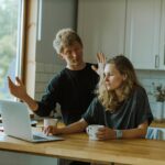 stel keuken laptop koffie