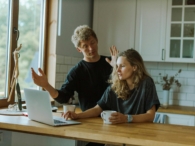 stel keuken laptop koffie