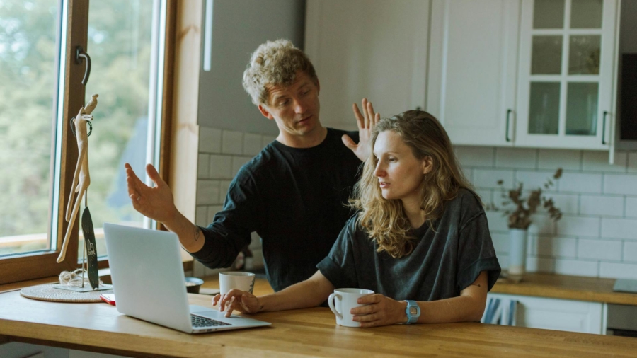 stel keuken laptop koffie