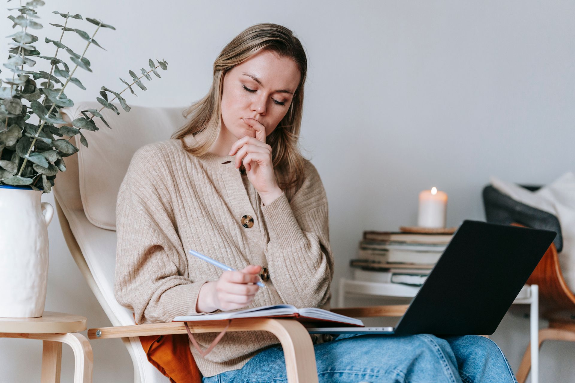 vrouw laptop stoel notities boek kaars