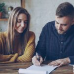 stel koppel handtekening hypotheekadvies hypotheekadviseur