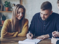 stel koppel handtekening hypotheekadvies hypotheekadviseur