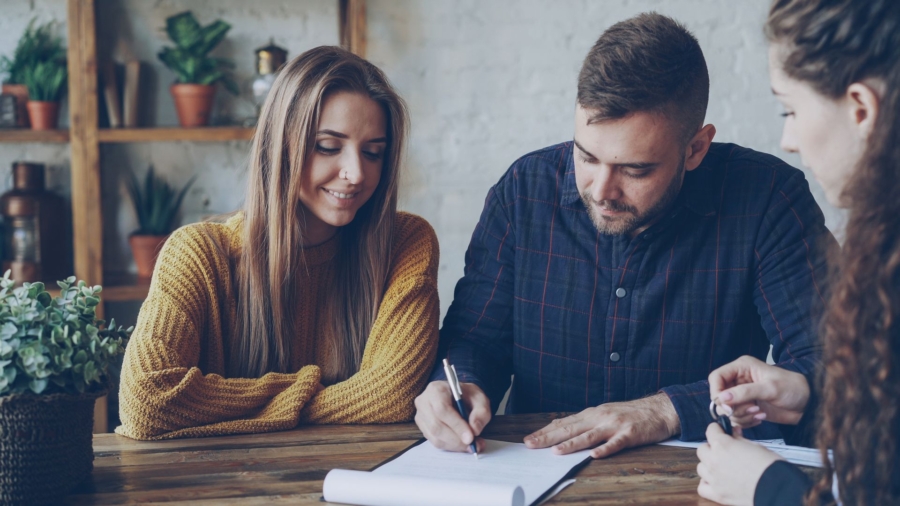 stel koppel handtekening hypotheekadvies hypotheekadviseur