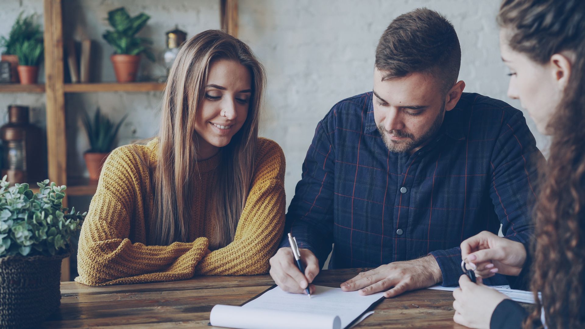 stel koppel handtekening hypotheekadvies hypotheekadviseur