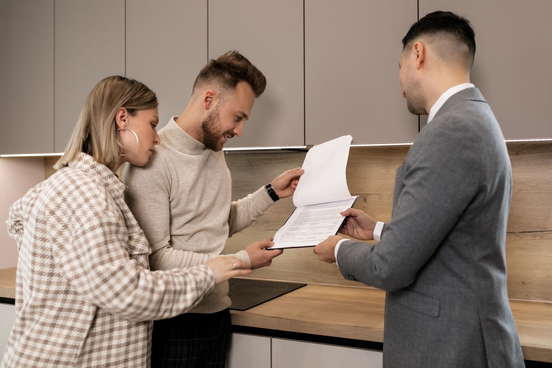 koppel keuken makelaar huis kopen contract