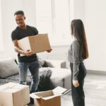 verhuizen koppel woonkamer stel huis verhuizing verhuisdoos