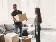verhuizen koppel woonkamer stel huis verhuizing verhuisdoos