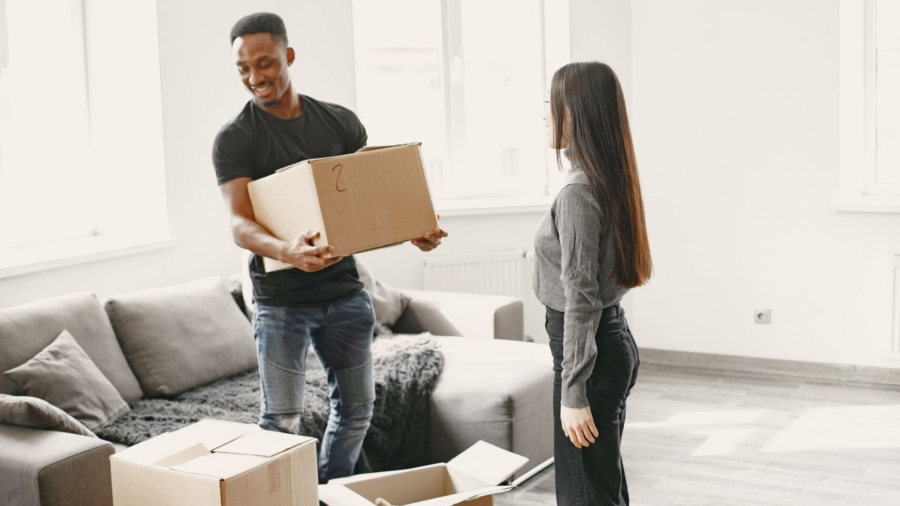 verhuizen koppel woonkamer stel huis verhuizing verhuisdoos