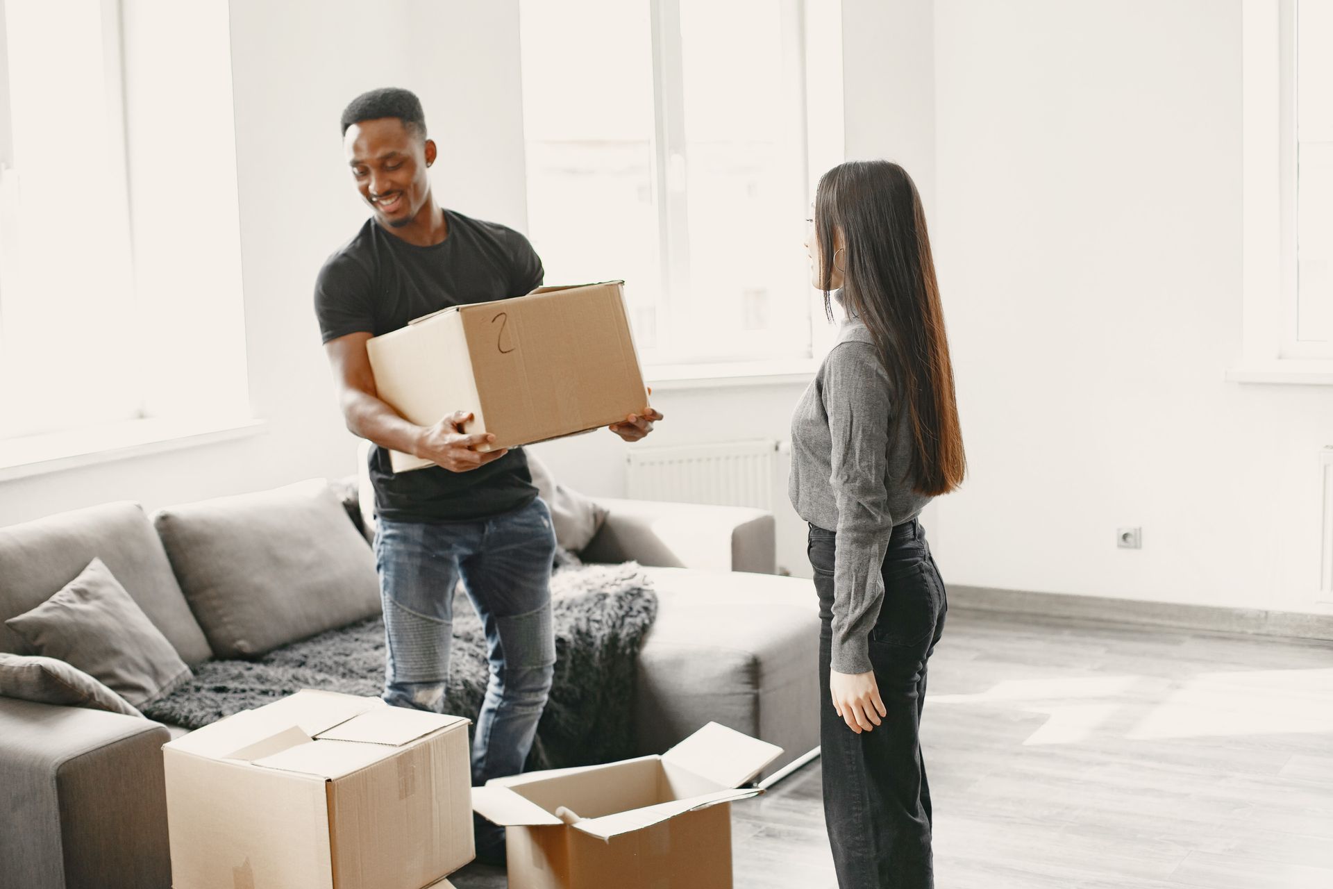 verhuizen koppel woonkamer stel huis verhuizing verhuisdoos