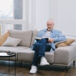 senior gepensioneerde pensioen pensionado bank woonkamer boek lezen