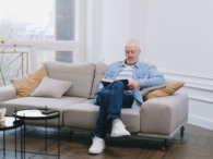 senior gepensioneerde pensioen pensionado bank woonkamer boek lezen